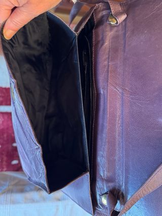 Bolso de piel morado y dorado