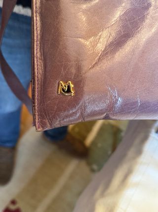 Bolso de piel morado y dorado