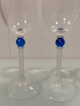 5 copas de licor de cristal azul y  transparentes