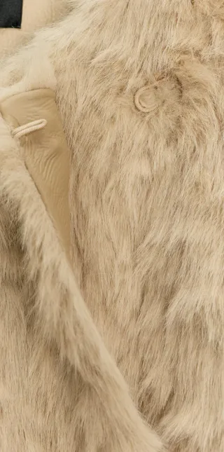 Abrigo efecto pelo con cinturón beige