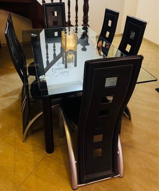 Mesa Comedor Cristal y Sillas Cuero Negro