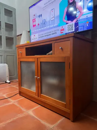 Mueble TV madera con puertas de cristal