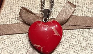 Collar Corazón Rojo y Cadena Plateada