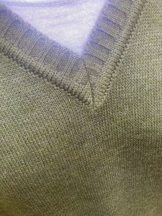 Jersey verde oscuro cuello pico