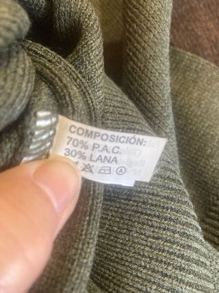 Jersey verde oscuro cuello pico