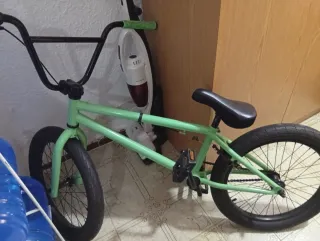 Bicicleta BMX color verde menta