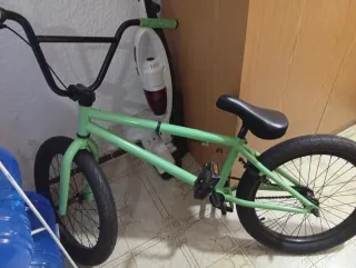Bicicleta BMX color verde menta