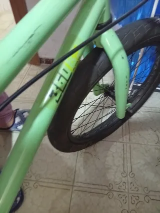 Bicicleta BMX color verde menta