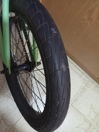 Bicicleta BMX color verde menta