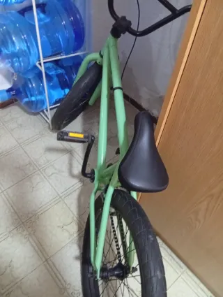 Bicicleta BMX color verde menta