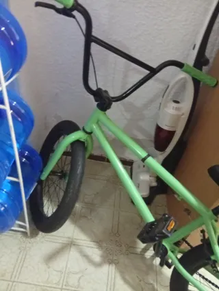 Bicicleta BMX color verde menta