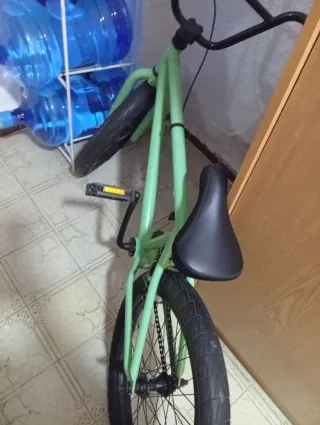 Bicicleta BMX color verde menta