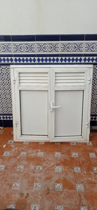 Ventana aluminio blanco 101cm con 2 puertas