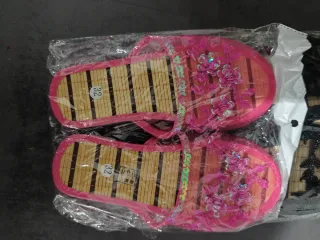 Chanclas de bambú con flores