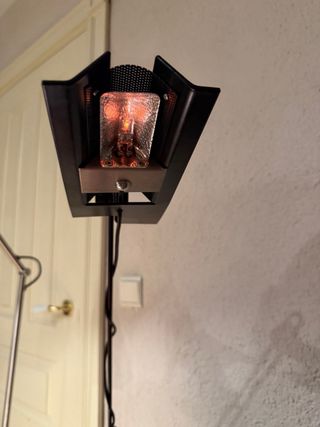 Escritorio de madera con silla de ratán y lampara