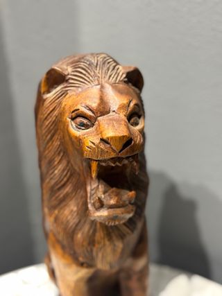 León de Madera Tallado