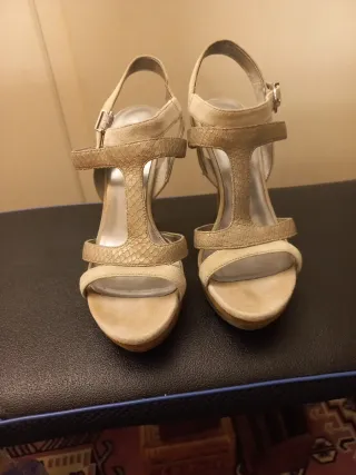 Sandalo donna Guess beige/oro