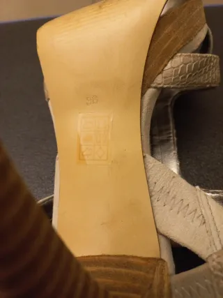 Sandalo donna Guess beige/oro