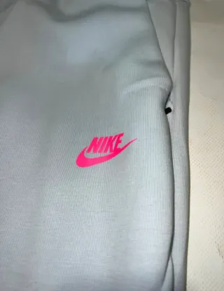 Pantalón Nike Tech Gris/Rosa