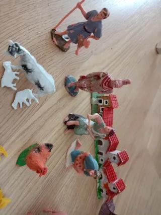 Figure per presepe di Natale con case e alberi