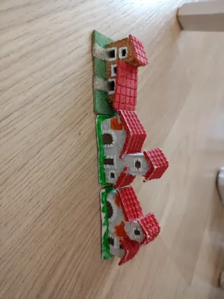 Figure per presepe di Natale con case e alberi