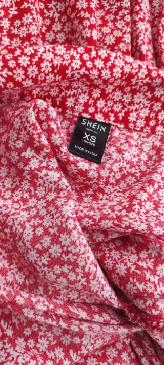 Falda roja floreada con volante.