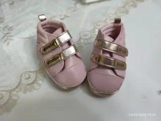 Zapatitos rosas para bebé con estrellas