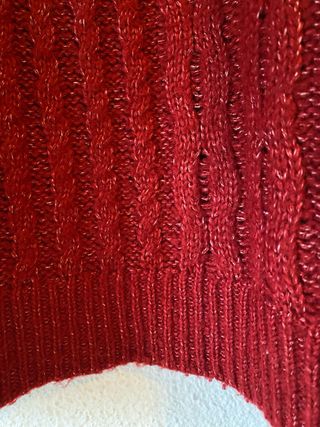 Jersey rojo con cuello alto y trenzas