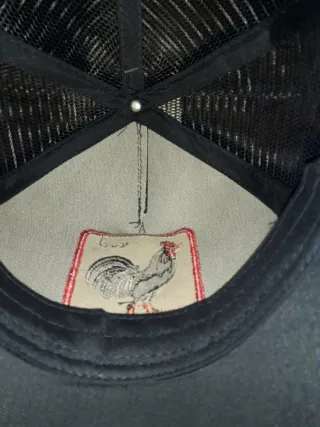 Gorra azul tipo trucker