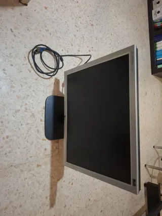 Pantalla de ordenador plata y negra