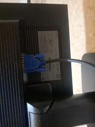 Pantalla de ordenador plata y negra