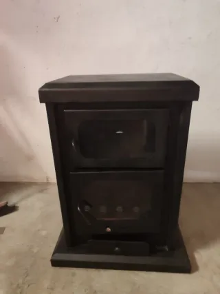 Estufa de leña negra