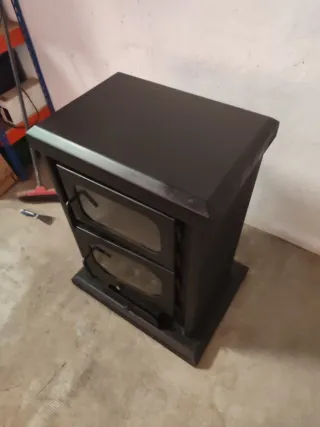 Estufa de leña negra