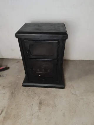 Estufa de leña negra