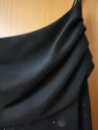 Vestido fiesta negro tirantes. Un bajo con tul.