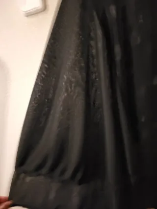 Vestido fiesta negro tirantes. Un bajo con tul.