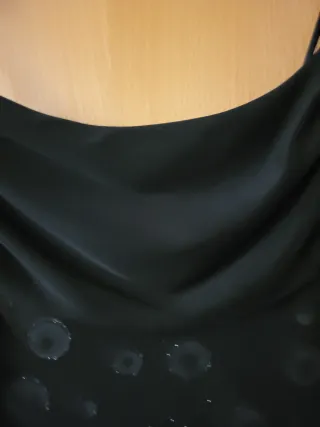 Vestido fiesta negro tirantes. Un bajo con tul.