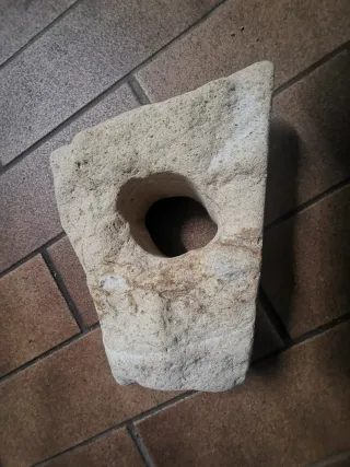 Piedra con agujero para acuario