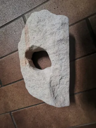Piedra con agujero para acuario