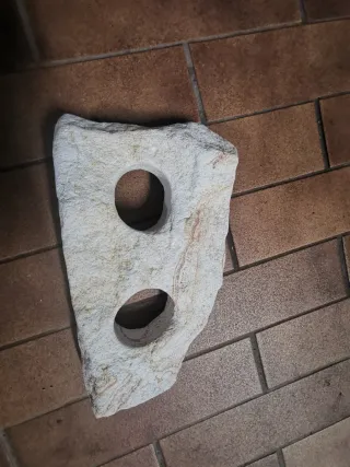 Piedra con agujero para acuario