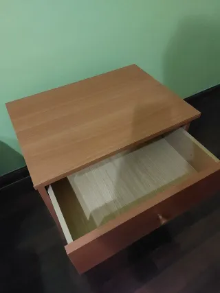 Armario de madera y mesitas