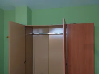 Armario de madera y mesitas