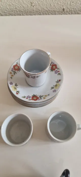 3 tazas y 5 platillos de porcelana