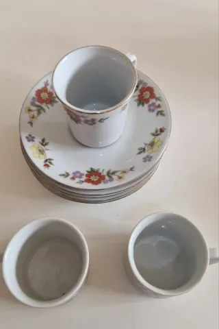 3 tazas y 5 platillos de porcelana