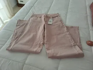Pantalón vaquero rosa con tachuelas