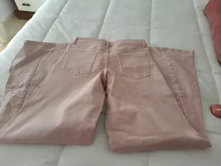 Pantalón vaquero rosa con tachuelas