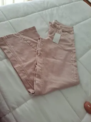 Pantalón vaquero rosa con tachuelas
