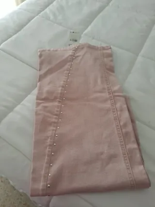 Pantalón vaquero rosa con tachuelas