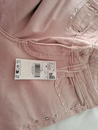 Pantalón vaquero rosa con tachuelas