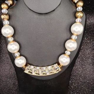 Collana perle bianche grandi e cristalli oro